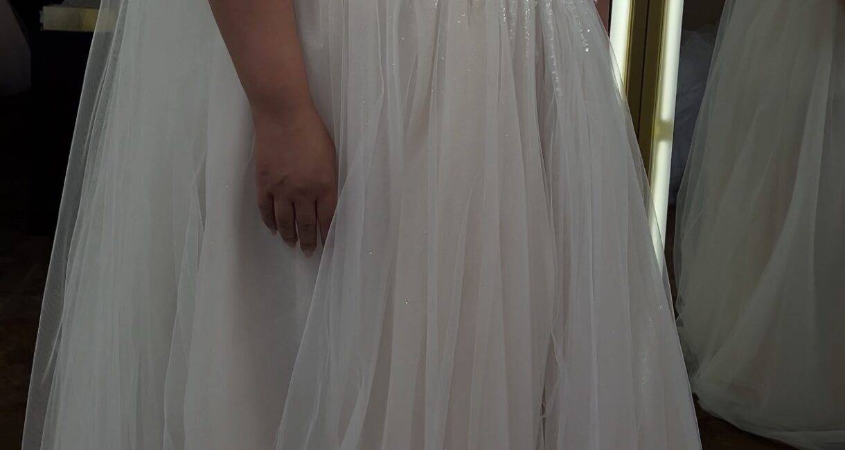 • svatební šaty Praha Crown Wedding Salon • luxusní svatební šaty Praha • svatební šaty na míru Praha • krajkové svatební šaty Praha • svatební salon Praha svatební šaty